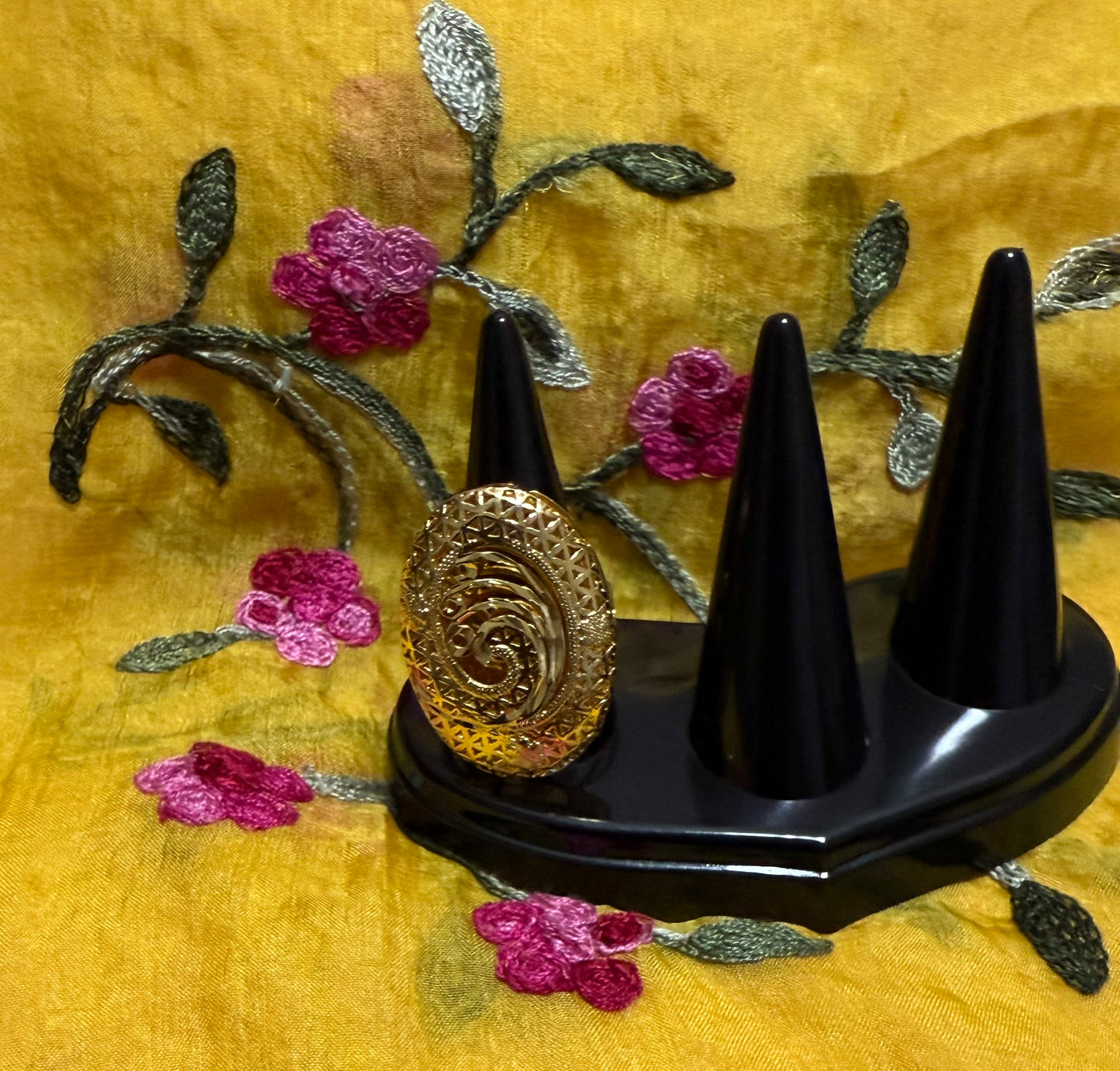 Tidal gold ring