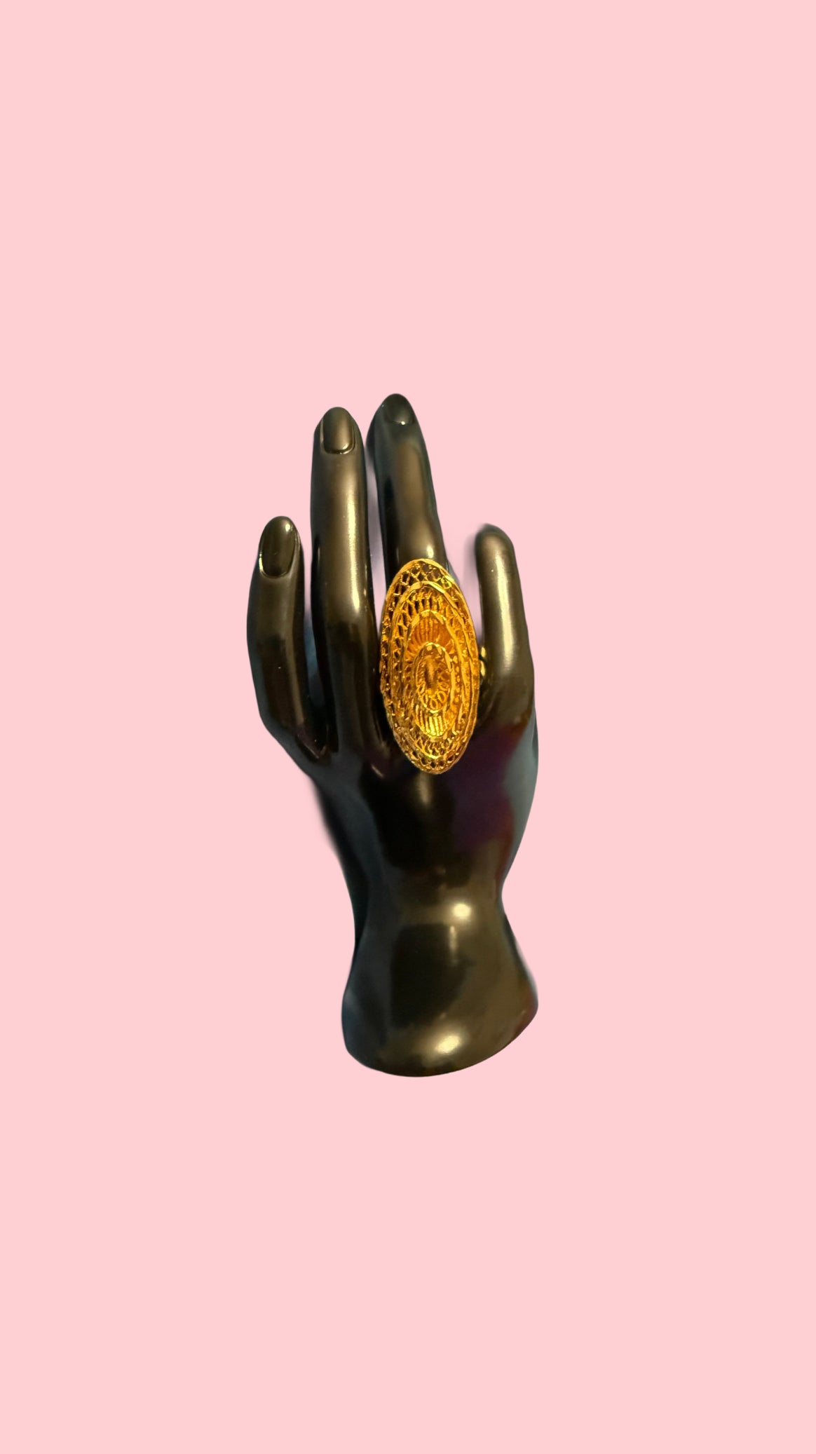 Ovaly golden ring